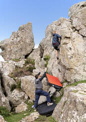 Zwei junge Männer beim Bouldern am Plumstone Mountain - ALRF01772