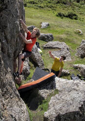 Zwei junge Männer beim Bouldern am Plumstone Mountain - ALRF01776