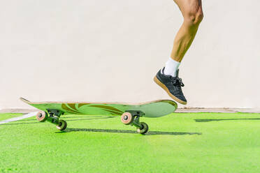 Beine einer reifen Frau, die Skateboarding praktiziert - PGF00377
