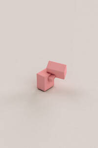 Dreidimensionales Rendering von aneinander befestigten rosa Quadern - GCAF00050
