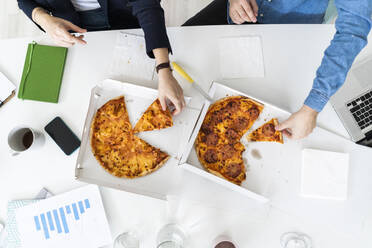 Business people eating pizza in office during break - GIOF10456