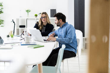 Geschäftsleute, die im Büro arbeiten - GIOF10471