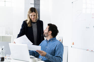 Geschäftsleute, die im Büro arbeiten - GIOF10482