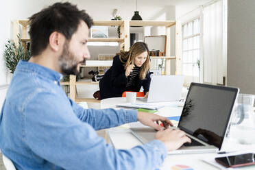 Geschäftsleute, die im Büro arbeiten - GIOF10504