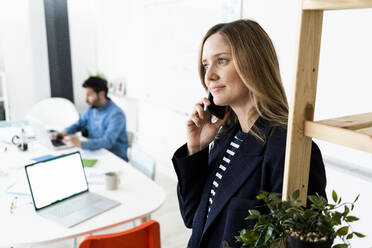 Geschäftsleute, die im Büro arbeiten - GIOF10506