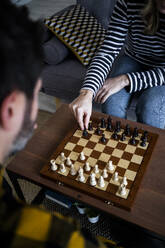 Frau und Mann spielen Schach zu Hause - GIOF10521