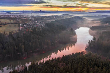 Deutschland, Baden-Württemberg, Drohnenansicht einer Flussstadt im Schwäbischen Wald bei nebligem Morgengrauen - STSF02743