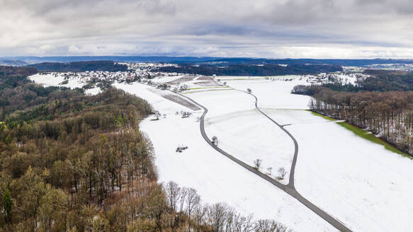 Deutschland, Baden-Württemberg, Drohnenansicht des Schwäbischen Waldes im Winter - STSF02746