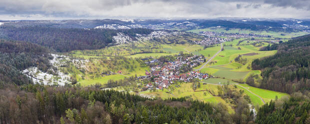 Deutschland, Baden-Württemberg, Drohnenansicht eines Dorfes im Schwäbischen Wald - STSF02749