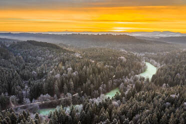 Deutschland, Baden-Württemberg, Drohnenansicht des Schwäbischen Waldes bei Wintersonnenaufgang - STSF02753