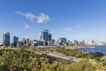 Australien, Westaustralien, Perth, Kings Park und Mounts Bay Road mit der Skyline der Stadt im Hintergrund - FOF11862