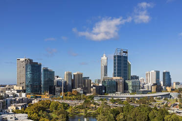 Australien, Westaustralien, Perth, John Oldham Park und Wolkenkratzer in der Innenstadt - FOF11863
