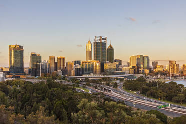 Australien, Westaustralien, Perth, Kings Park und Mounts Bay Road in der Abenddämmerung mit der Skyline der Stadt im Hintergrund - FOF11864