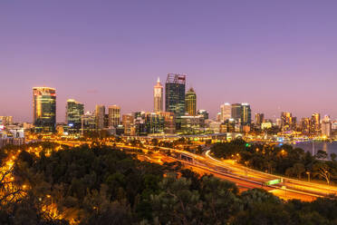 Australien, Westaustralien, Perth, Kings Park und Mounts Bay Road in der Abenddämmerung mit der Skyline der Stadt im Hintergrund - FOF11865