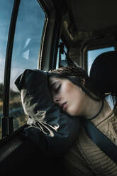 Porträt eines im Auto schlafenden Mädchens im Teenageralter - GRCF00619