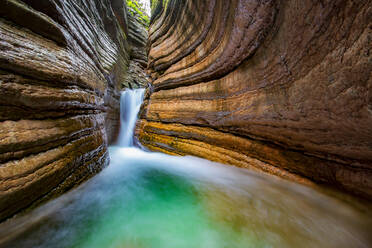 Langzeitbelichtung des Flusses Taugl in der Roten Schlucht, Österreich - YRF00256