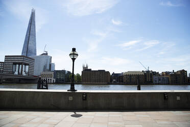 Großbritannien, England, London, Themse-Kanal mit Shard-Wolkenkratzer im Hintergrund - PMF01711