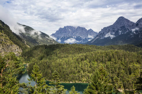 Blick auf den Fernpass mit der Zugspitze im Hintergrund - MAMF01500