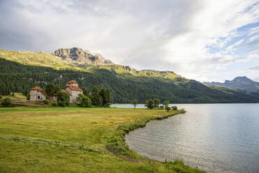 Schweiz, Kanton Graubünden, Silvaplana, Ufer des Silvaplanersees mit Schloss Crap da Sass im Hintergrund - MAMF01505