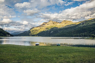 Schweiz, Kanton Graubünden, Silvaplana, Panorama des Ufers des Silvaplanasees - MAMF01508