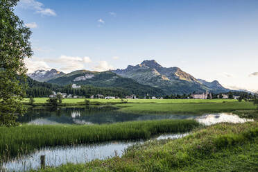 Schweiz, Kanton Graubünden, Sils im Engadin, Ufer des Silsersees mit Bergdorf im Hintergrund - MAMF01511