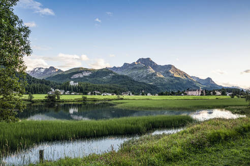 Schweiz, Kanton Graubünden, Sils im Engadin, Ufer des Silsersees mit Bergdorf im Hintergrund - MAMF01511