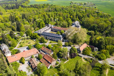 Deutschland, Hessen, Lich, Blick aus dem Hubschrauber auf das Kloster Arnsburg im Frühling - AMF08943