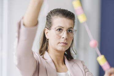 Frau arbeitet im Büro - GUSF04939