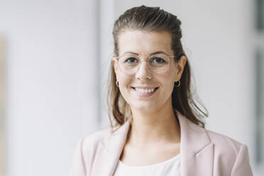 Portrait of smiling businesswoman in office - GUSF04946