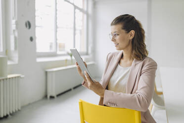 Geschäftsfrau benutzt digitales Tablet im Büro - GUSF04986