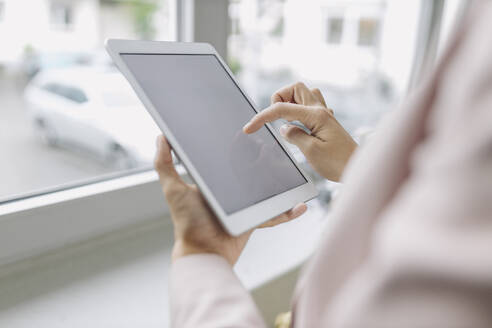 Geschäftsfrau benutzt digitales Tablet im Büro - GUSF04989