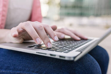 Hände einer Geschäftsfrau mit Laptop im Freien - XLGF00950