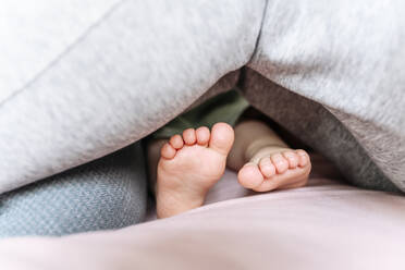 Baby Mädchen nackte Füße auf Sofa - VYF00386