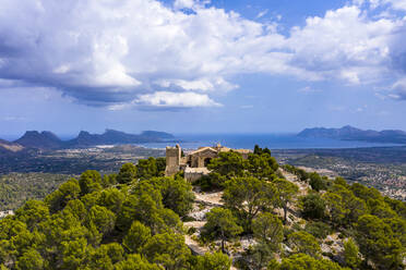 Spanien, Balearische Inseln, Mallorca, Pollena, Stadt und Santuario del Puig de Maria, Luftaufnahme - AMF08945