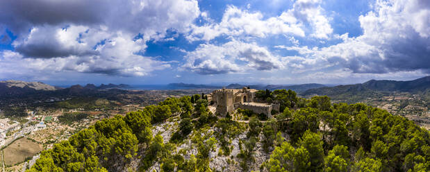 Spanien, Balearische Inseln, Mallorca, Pollena, Stadt und Santuario del Puig de Maria, Luftaufnahme - AMF08946