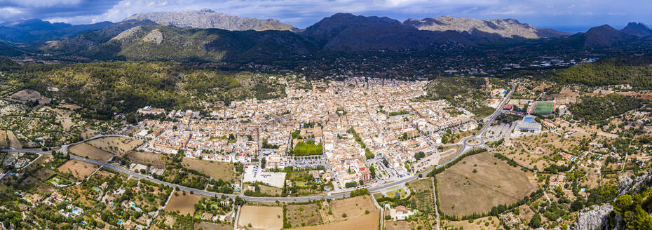 Spanien, Balearische Inseln, Mallorca, Pollena, Stadt und Tramuntana-Gebirge, Luftaufnahme - AMF08948