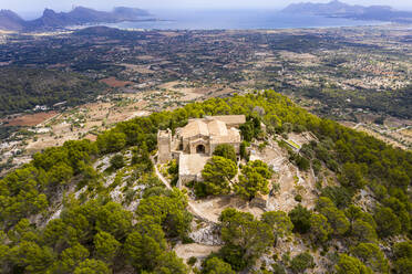 Spanien, Balearische Inseln, Mallorca, Pollena, Stadt und Santuario del Puig de Maria, Luftaufnahme - AMF08951