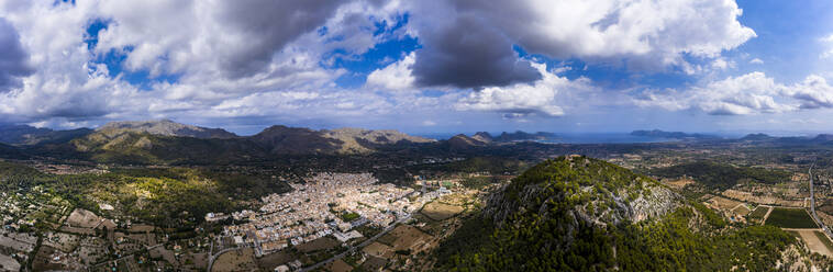 Spanien, Balearische Inseln, Mallorca, Pollena, Stadt und Tramuntana-Gebirge, Luftaufnahme - AMF08954