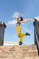 Junge Frau tanzt auf einer Steintreppe - JPTF00630