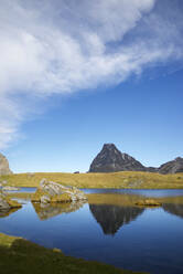 Der Gipfel des Midi Dossau spiegelt sich im See von Casterau in der Region der Ayous-Seen im Ossau-Tal in den französischen Pyrenäen. - CAVF91632