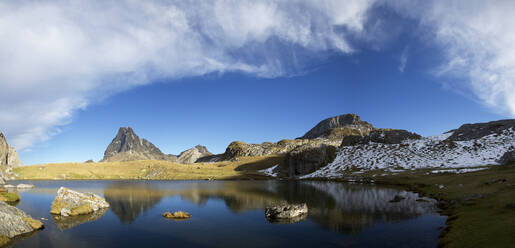 Der Gipfel des Midi Dossau spiegelt sich im See von Casterau in der Region der Ayous-Seen im Ossau-Tal in den französischen Pyrenäen. - CAVF91633