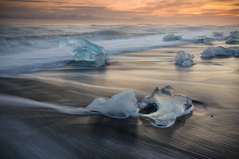 Eisblöcke am Diamantstrand in Island - CAVF91645