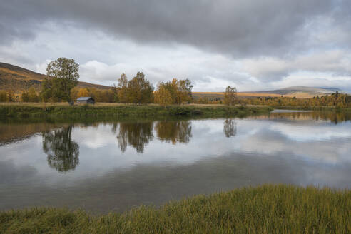 Spiegelung von Bäumen im Flussdelta bei Bäverholmen am Kungsleden Trail, Lappland, Schweden - CAVF91664