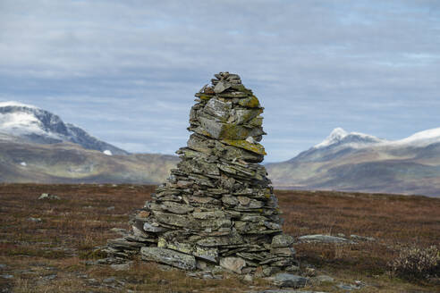 Steinhaufen auf dem Gipfel des Stuorajåbba (926 m) am Kungsleden-Weg nördlich von Ammarnäs, Lappland, Schweden - CAVF91670