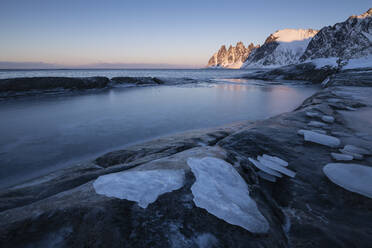 Eis auf gefrorenen Küstentümpeln am Aussichtspunkt Tungeneset, Senja, Norwegen - CAVF91672