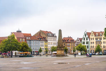 Germany, Erfurt, Obelisk at Domplatz with historic houses - TAMF02692