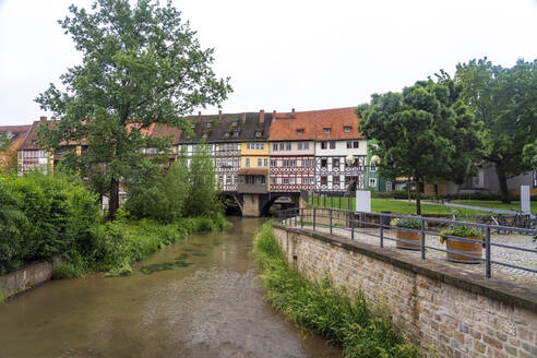 Deutschland, Erfurt, Karmerbrucke mit den historischen Häusern an der Gera - TAMF02694