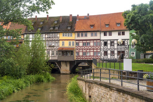 Deutschland, Erfurt, Karmerbrucke mit den historischen Häusern an der Gera - TAMF02695