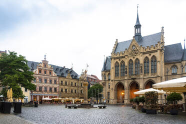 Germany, Erfurt, Fischmarkt with city hall in old town - TAMF02697