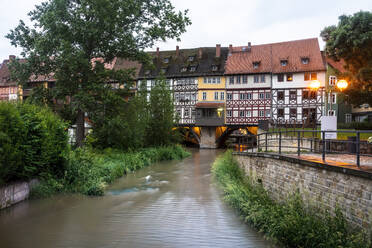 Deutschland, Erfurt, Karmerbrucke mit den historischen Häusern an der Gera - TAMF02699